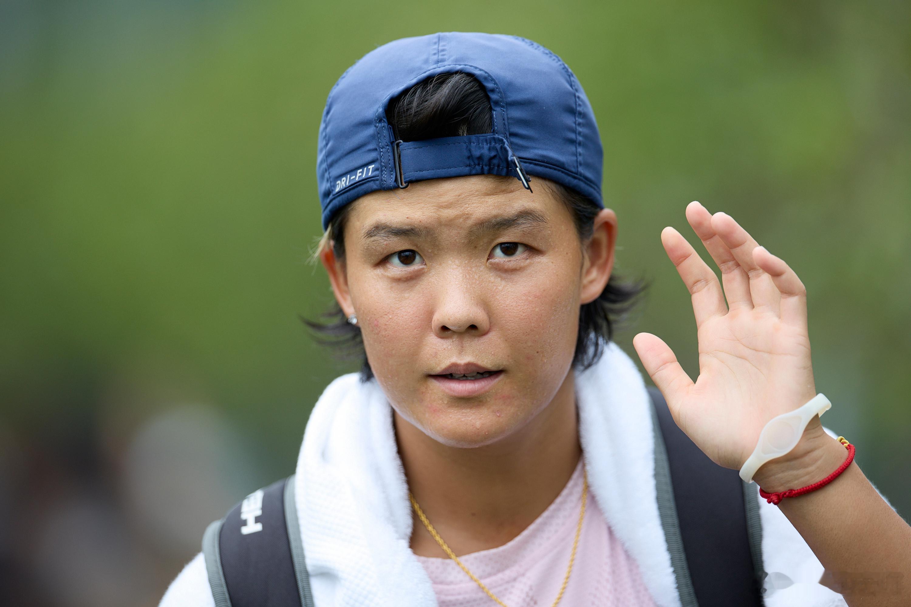 被迫营业的中国网球运动员郭美琪，遇见摄影师那微表情很逗但也是帅气的。摄影：记者 