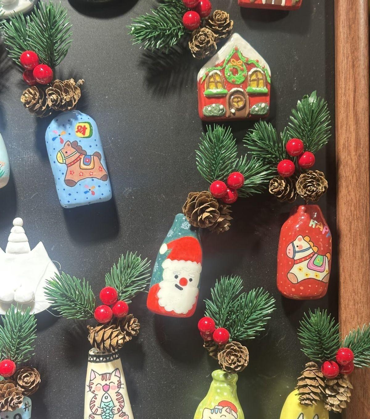 朋友在银川阅彩城开餐厅，昨天接到商场通知，店内外一律不让搞圣诞节装饰了。这可把他