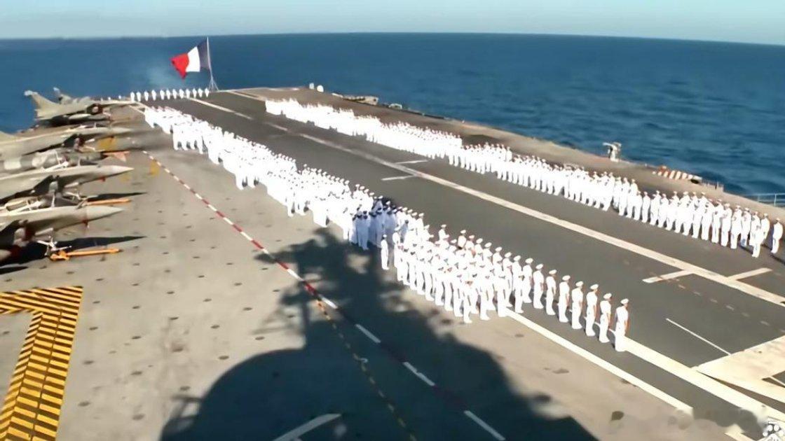 法国将新建一艘航母法国的戴高乐航母排水量和我们两栖攻击舰差不多，新建一艘就算成了