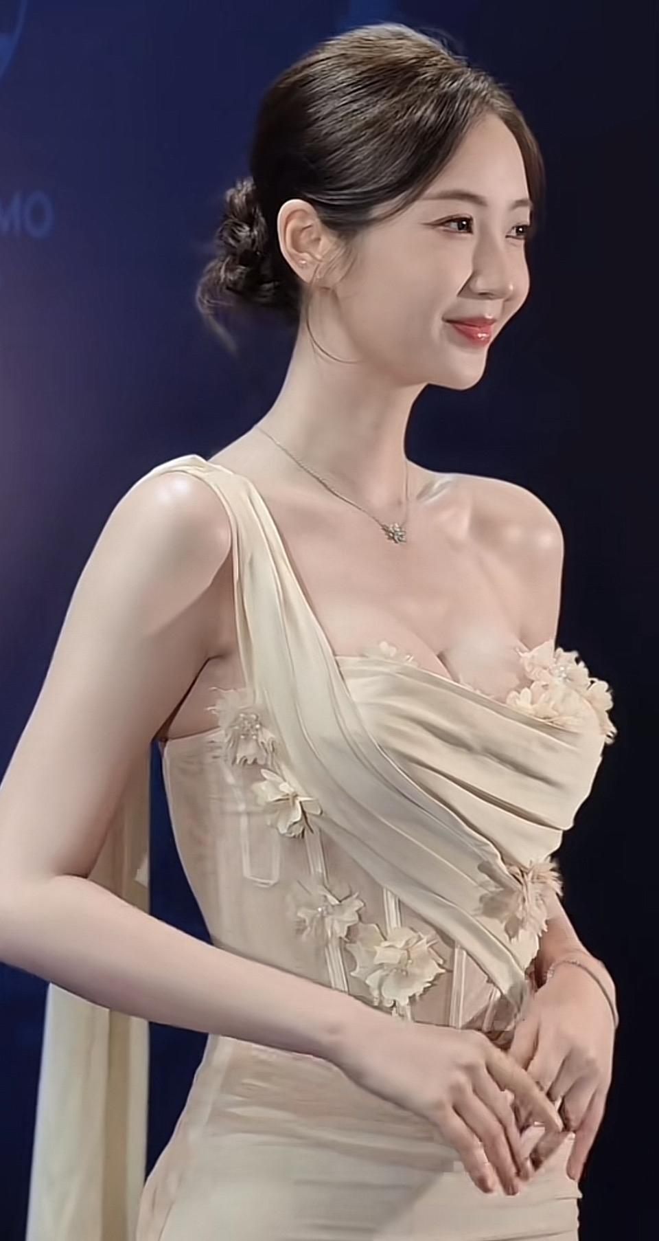 优雅气质，浅粉色礼服，甜美笑容，红毯上的女神！
