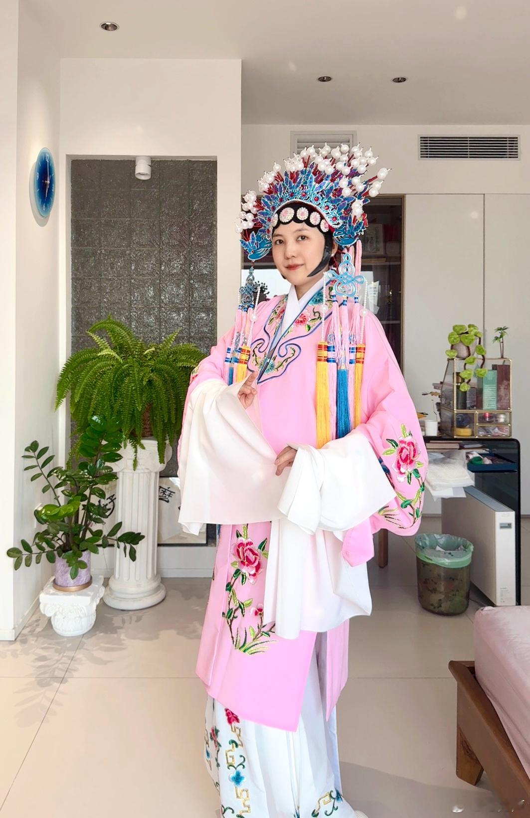 这身儿行头怎么样H言L语 京剧课上完一节就没再去，配件倒是买了一堆。 