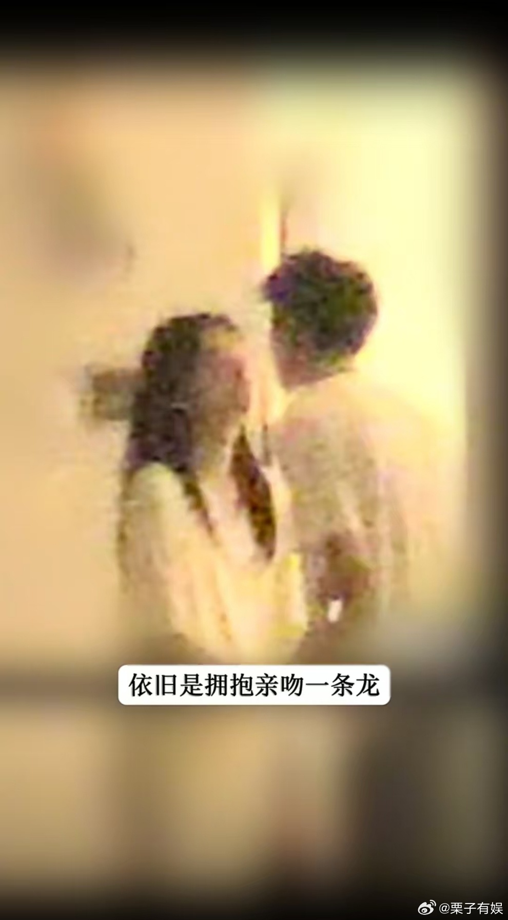 周也拥吻男友周也把手伸进男友衣服抚摸周也拥吻男友好像拍偶像剧，真不错 