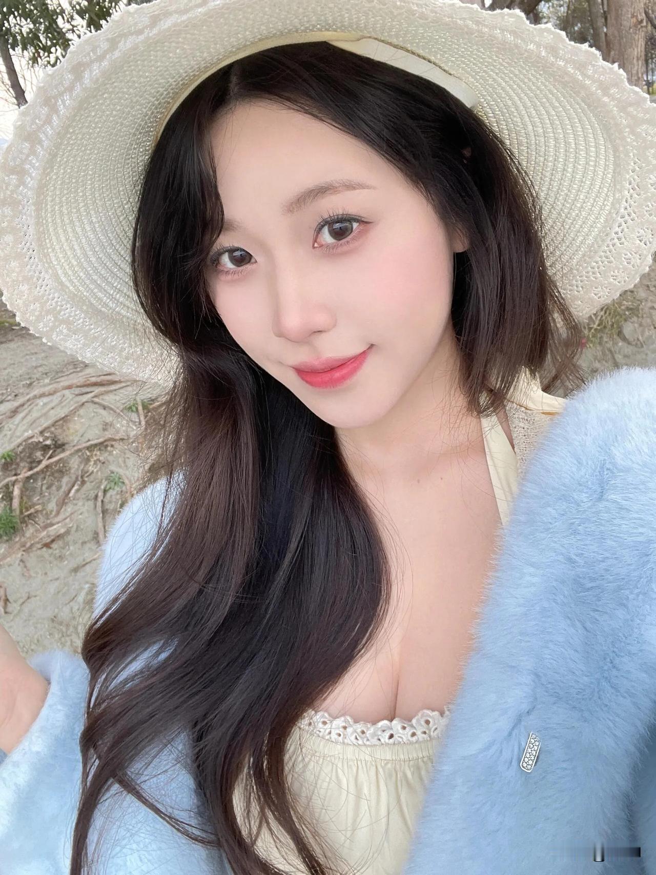 宝贝们！
你们有没有过那种明明年纪不大
眼部却悄悄出现细纹的烦恼？😩
我有段时