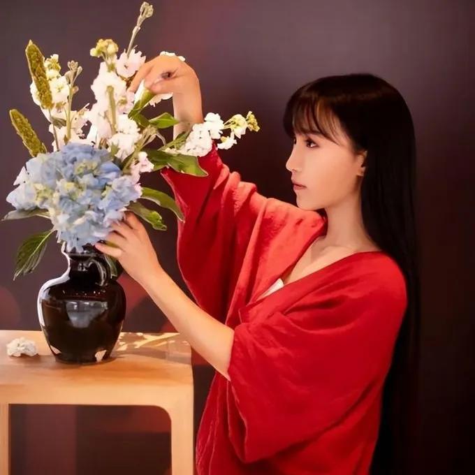 周末到朋友家做客时，她忽然翻出手机里李子柒的照片给女儿看。小姑娘凑近屏幕端详片刻