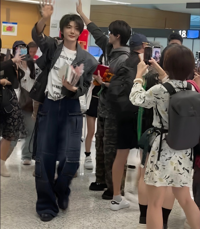 云旗郝熠然机场素颜状态云旗郝熠然素颜状态 云旗郝熠然这素颜状态看上去很不错啊 