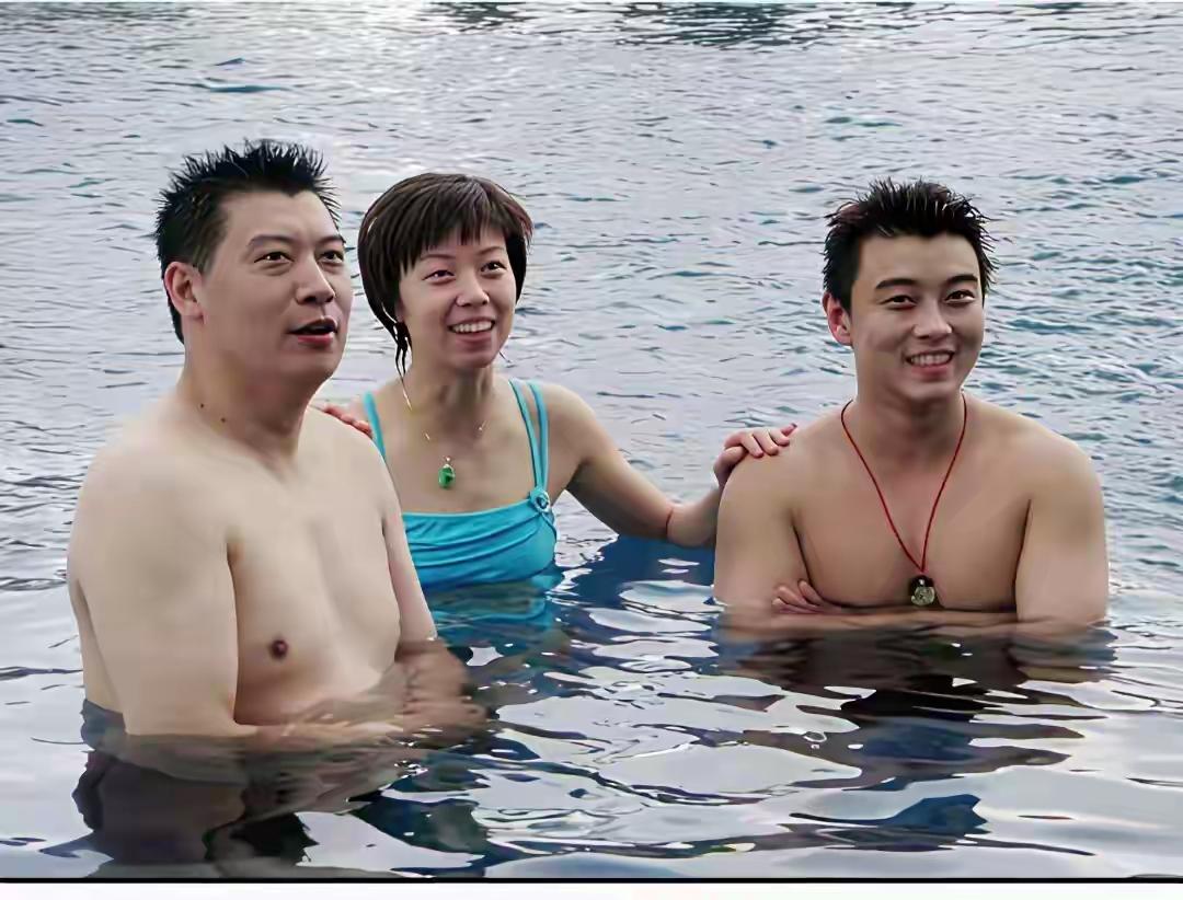 哇，三位国球传奇人物泳池同框：

镜头中被球迷誉为''大满贯之父''的李隼发型拉