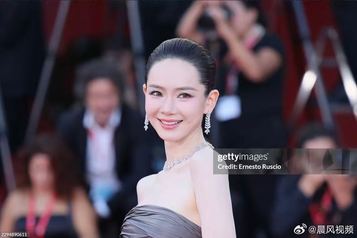戚薇身上比脸白戚薇威尼斯电影节收工 戚薇这冷白皮真的白到发光，第一次见到身上比脸