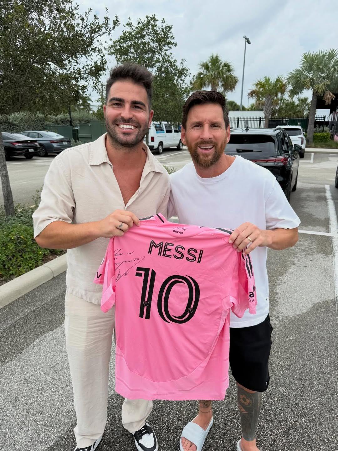 球迷晒与梅西合影+签名球衣✍️📷梅西