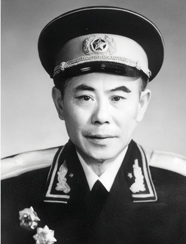 1980年，江苏省军区副司令去上海看病，在一家食堂吃饭。

服务员看副司令穿着破