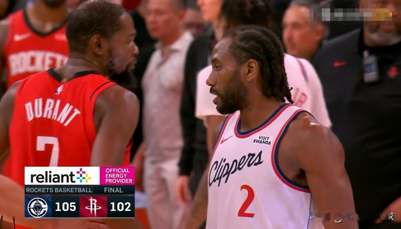 快船巨星伦纳德和火箭巨星杜兰特真是英雄相惜！今天快船在客场以105：102险胜火