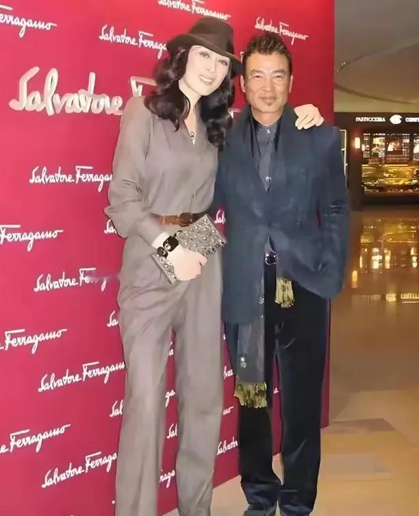 这就是娶模特当老婆的坏处，一米八的男人也体会不到小鸟依人是什么感觉。要想有这种体