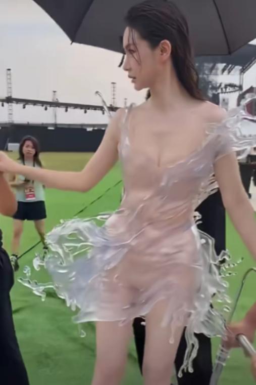“这和裸奔有什么区别？”戚薇亮相武汉时，身穿一件3D打印水花裙，通体透明，内嵌金