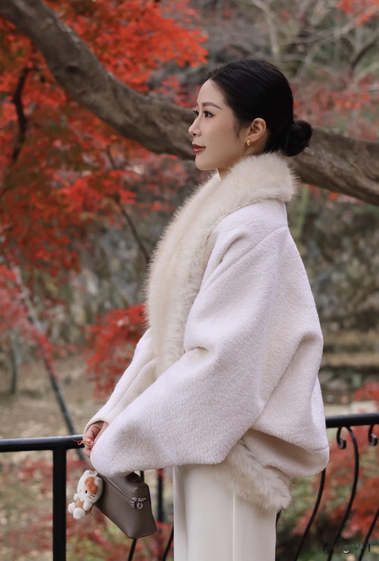 女人什么时候最迷人有魅力善良对待他人，散发温暖的魅力。