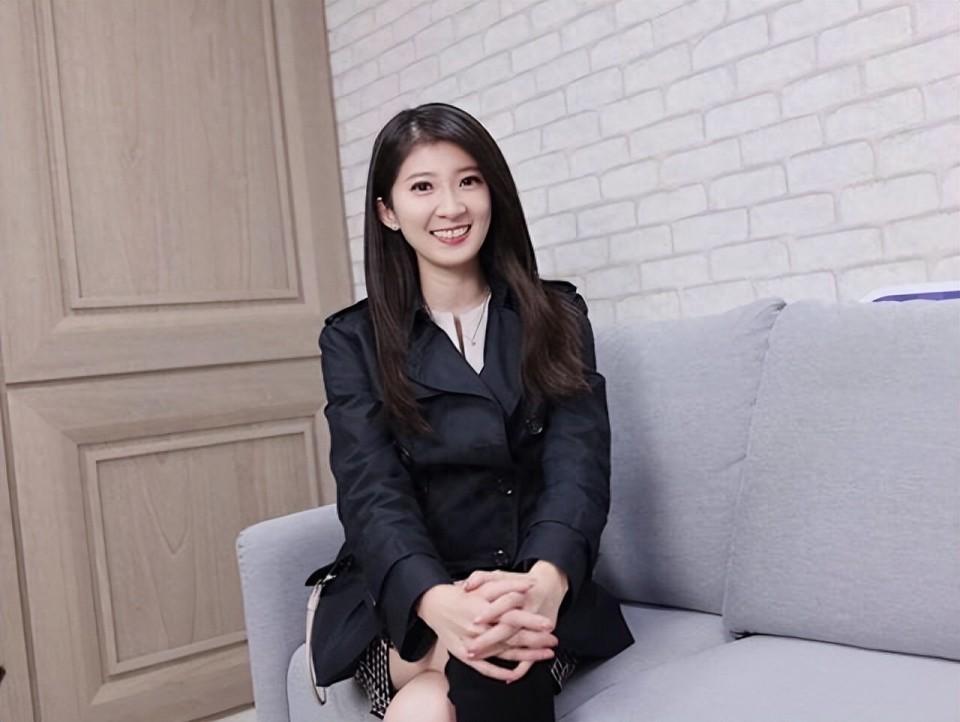 韩国瑜子弟兵美女议员参选人李明璇爆料：初选期间韩国瑜私下两则短信让她满血复活。同