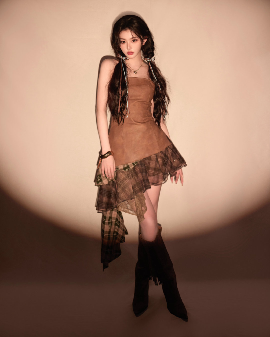 孔雪儿西部辣妹造型  救命，真的要被孔雪儿美到不知天地为何物了，卷发双马尾搭配牛