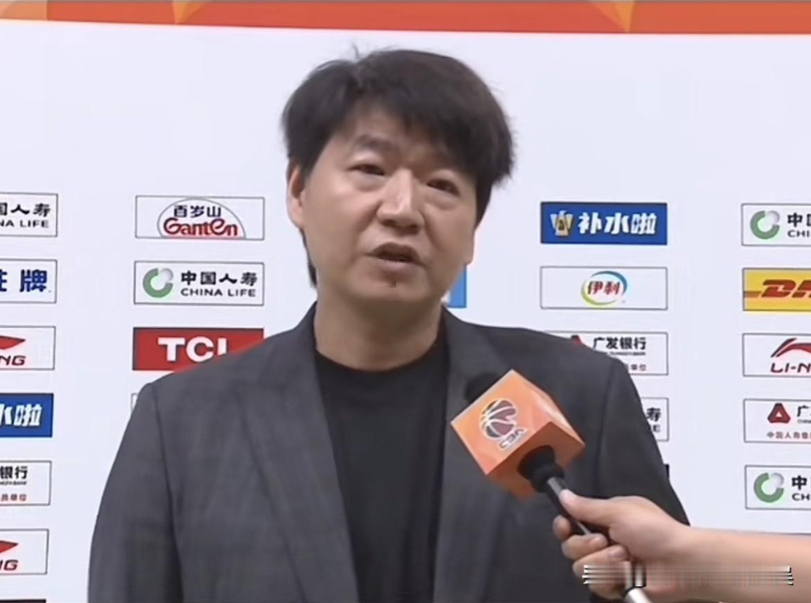 邱彪：“辽宁队也是传统强队，我们今天也感谢所有队员吧，尤其是咱们的队长小高，在这