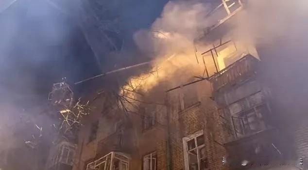 太惨烈了！1月24日，乌克兰人还在睡梦中，突然被密集的爆炸声炸懵了，俄罗斯直接发