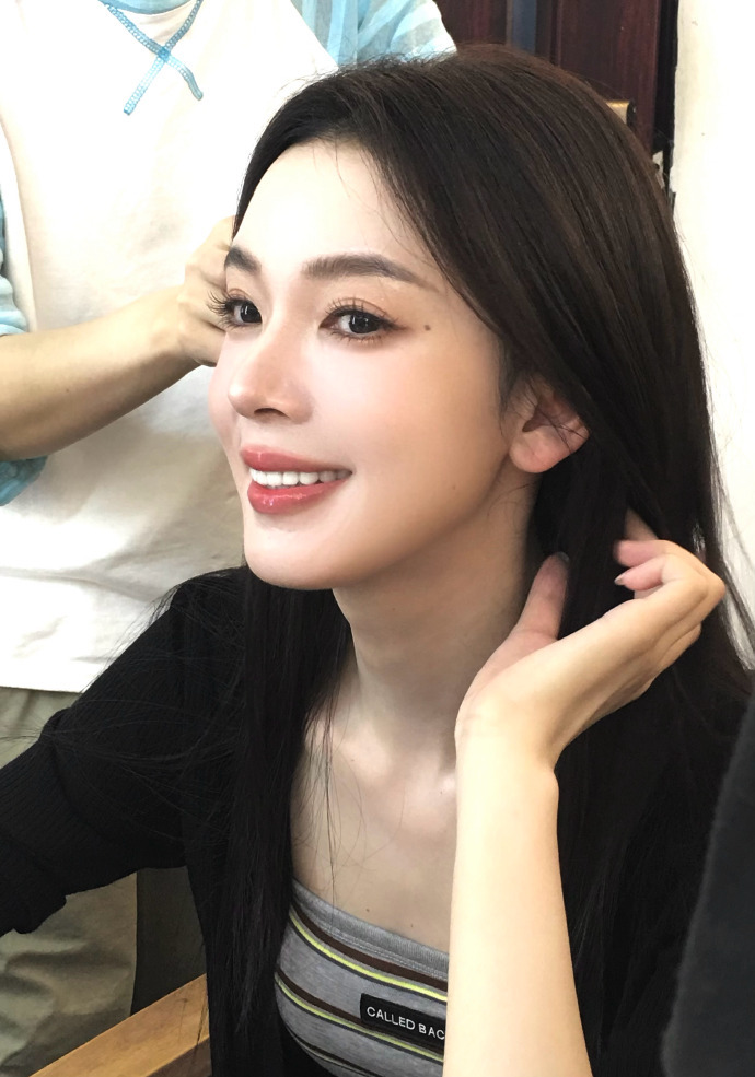陈瑶嘟嘴好萌清冷长相里透出的娇憨感真的杀我 陈瑶这组live图里嘟嘴的样子又娇又