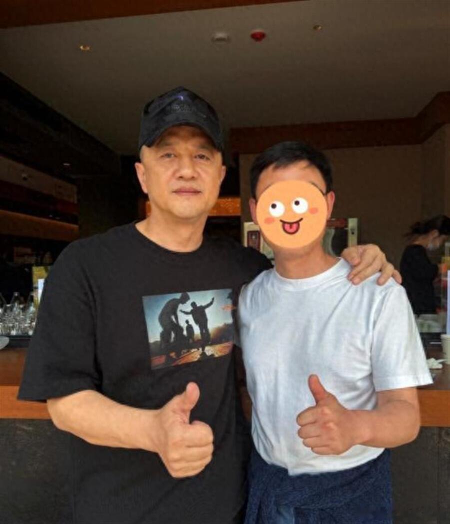 李亚鹏昆明民宿开业，演员周杰也来捧场了！俩人20年交情真没白费 