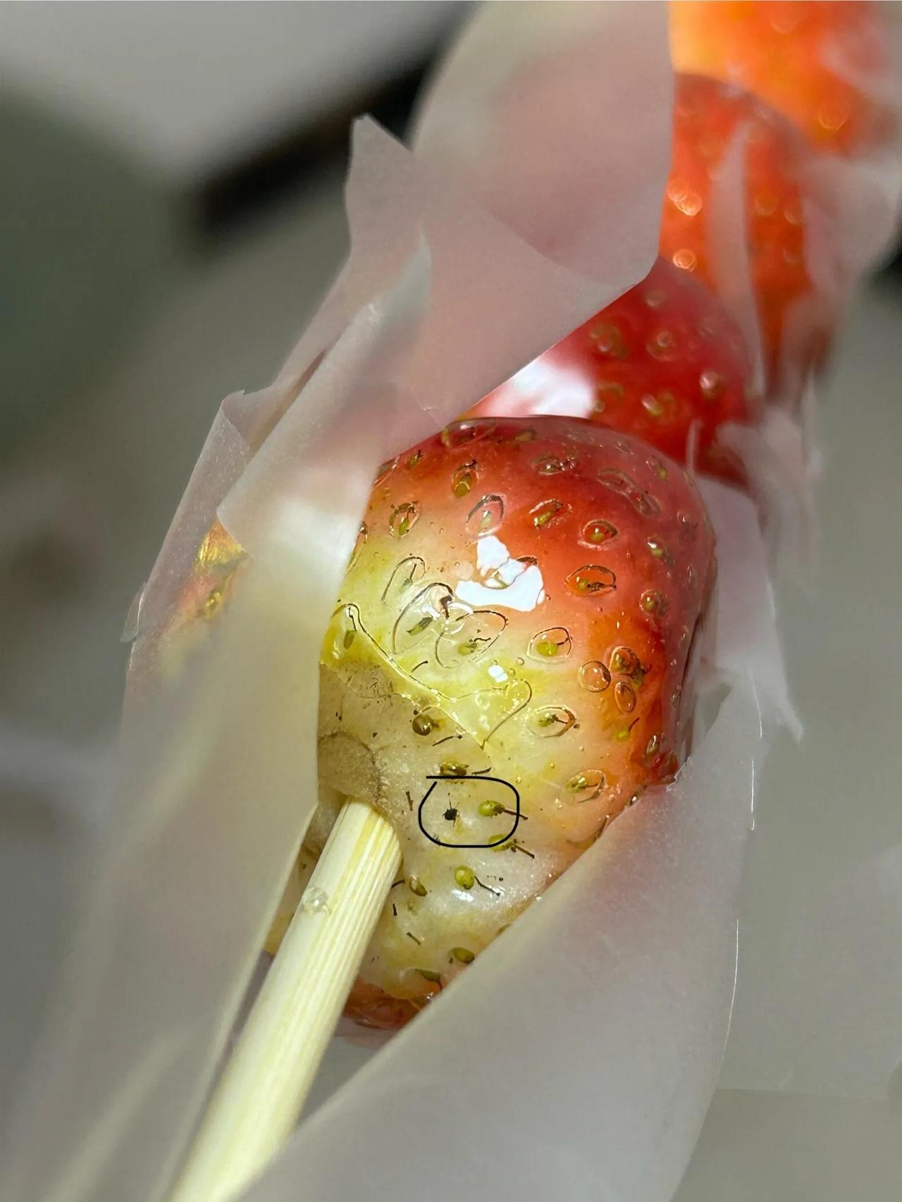 天塌了外面卖的糖葫芦真的不洗的
原本不怎么喜欢吃冰糖葫芦的我那天去1903领了两