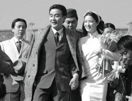 1945年，被关押6年的赵丹出狱，他满心欢喜的找到妻子后，却发现妻子挺着大肚子，