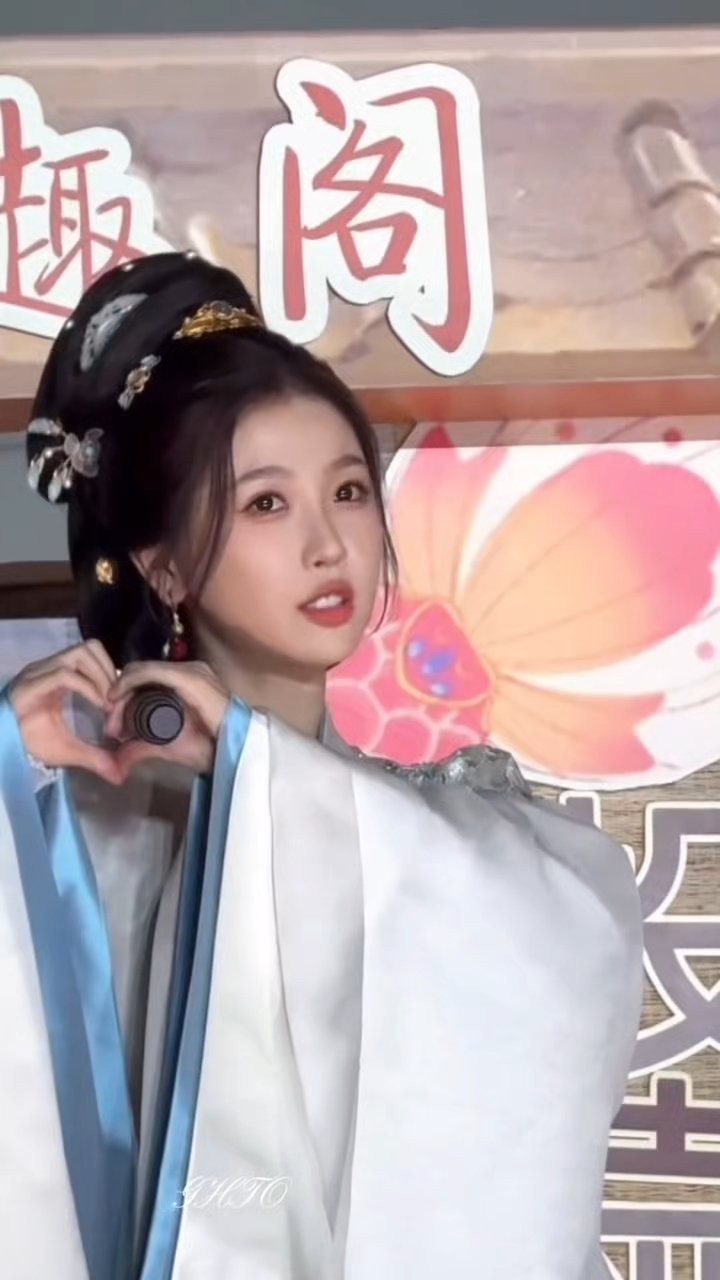 接收主母的比心🫶虞书欣杀青给粉丝鞠躬