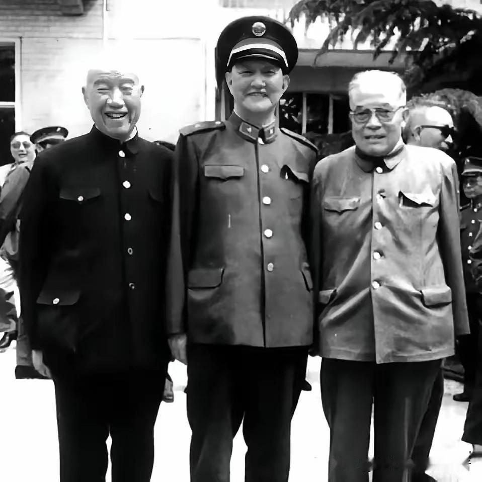 1962年2月，吉林省农机厅厅长洪学智难得轮休一天，在家收拾房间。门被推开，一个