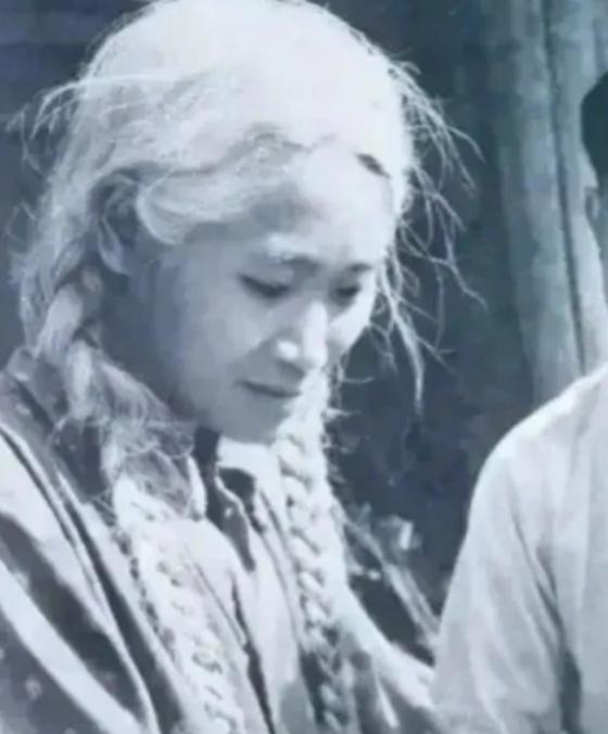 看完这张照片我才明白，为何地主老财一定要得到“白毛女”，这就是年近40岁的“白毛
