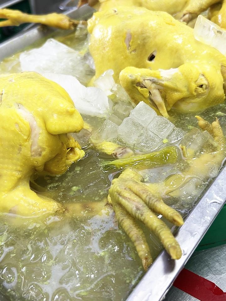 冰镇嫩鸡，鲜嫩多汁，一口咬下，满嘴生香！🍗💦