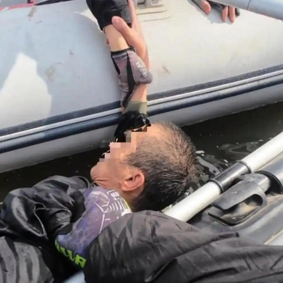 5月的松花江，水温还透着刺骨的寒意。当那声沉闷的“啪”声砸向江面时，对于桥上那位