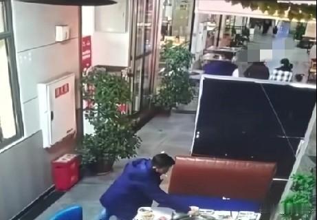 11月16日，重庆5名顾客到一火锅店用餐，不但一分钱没付，还把锅内剩的汤和菜打包