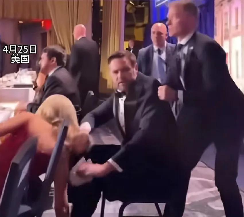 白宫晚宴遇枪响事件中，有两人反应最不正常，其一是白宫发言人，晚宴前就半开玩笑说会