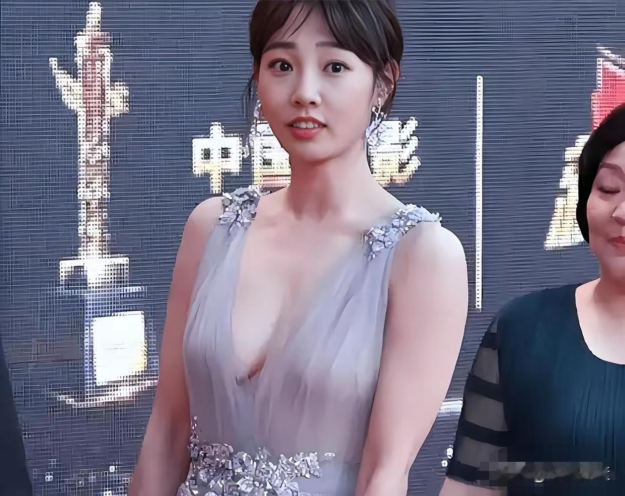 这女娃子眼神里带勾勾呢。
确实，白百何这楚楚动人的大眼睛，哪个男人顶得住啊。
白