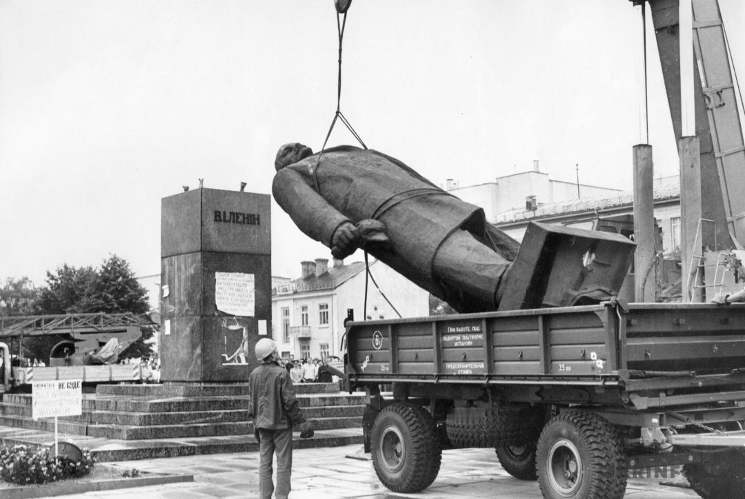 旧照片：1991年8月25日，乌克兰拆除列宁雕像。

在苏联解体后，乌克兰开始去