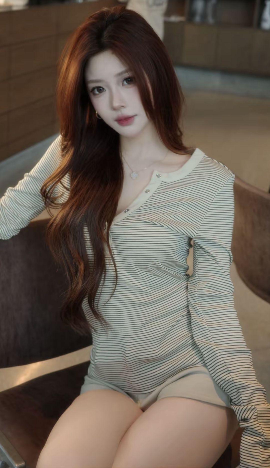 一头蓬松长发配贴身条纹衫，慵懒又性感，越看越有女人味