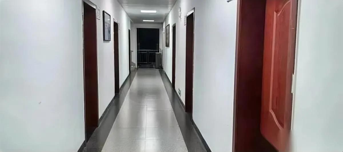 职场有多现实？人走茶凉太快了

同事走后30天，办公室被搬空...

去年底隔壁