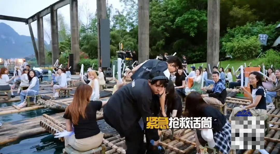 邓超人老了蹦蹦跳跳也心酸邓超上个五哈还要赔麦克风 邓超麦克风掉水里了 