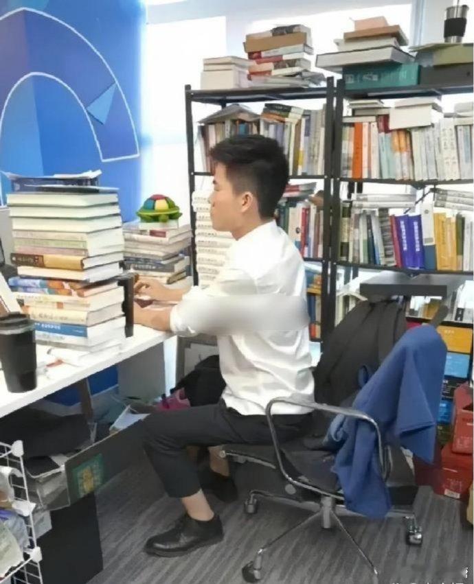 董宇辉的书房vs俞敏洪的书房，不明白为啥办公室要放那么多书的 