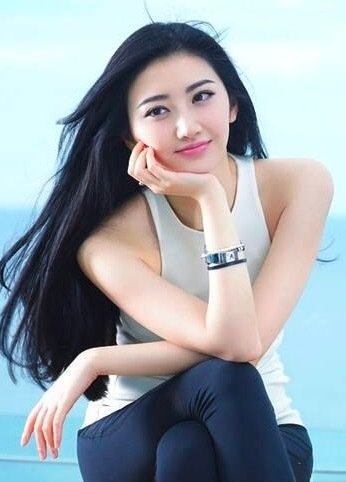 生活手记人生无非三件事：选一条适合自己的路，别被乱花迷了眼；守一段旁人不懂的路，