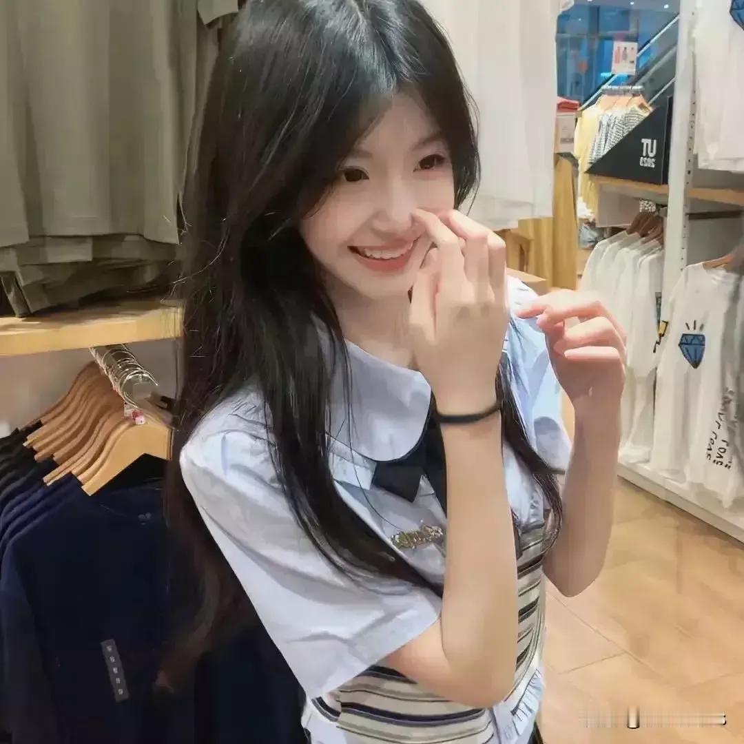 甜美少女在商场试衣间试穿可爱校服，笑容甜美！纯真少女感穿搭 清纯少女感穿搭 试穿