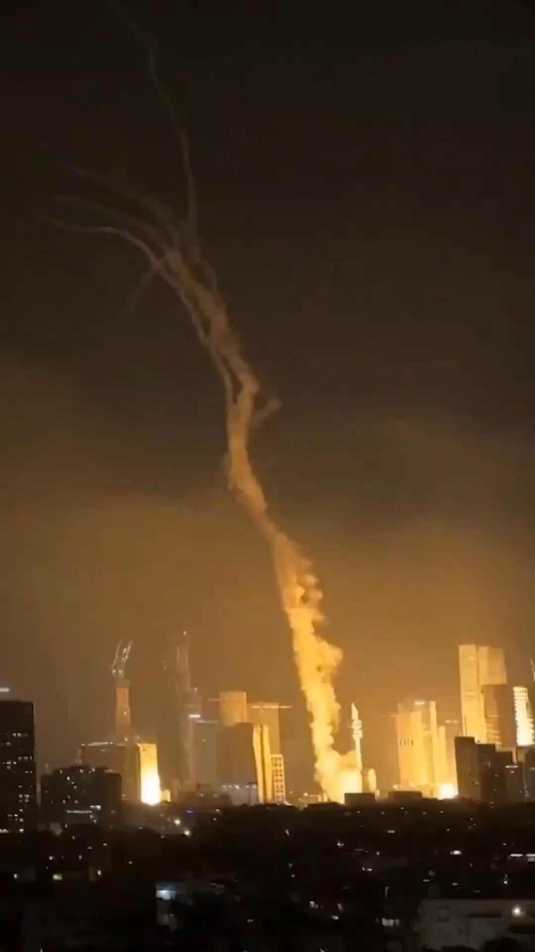 伊朗先发制人，齐射以色列：3波次弹道导弹！

伊朗电视台当地时间6月7日深夜发布