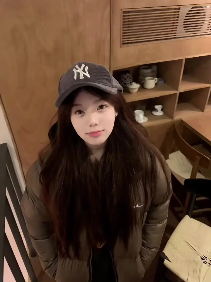 我本来凑够了买花的钱 可当我看到她化了妆漂亮的模样 我转身买了一条烟