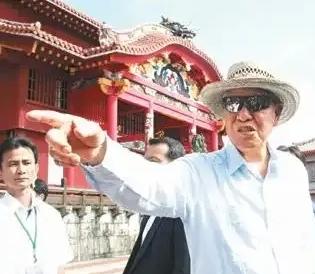 1996年，李登辉上台后撤掉蒋氏父子的陵墓守卫，并且让人大肆破坏蒋介石的雕像，宋