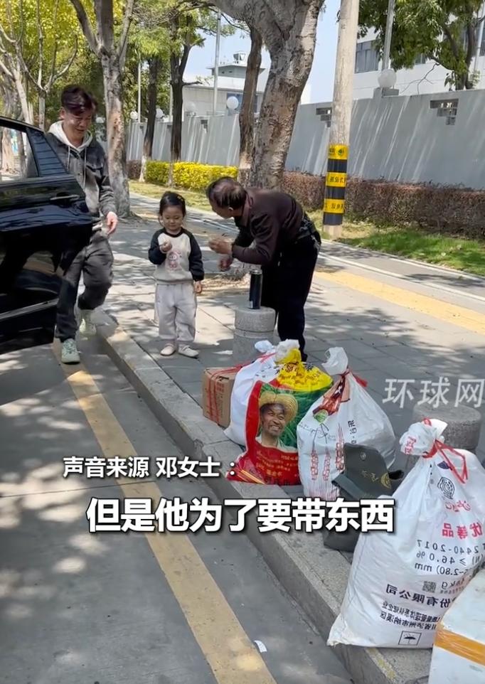 瘦小的父亲是如何扛起这么多包裹的呢？父爱真的好伟大！对自己节俭到极致的父亲，千里
