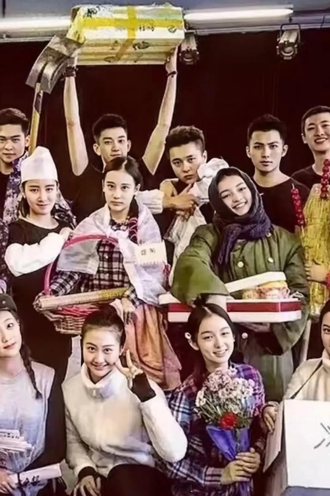 冷知识！周也和王子奇是北电同班同学，找了好久两人大学时期照片，发现合照还不少，是