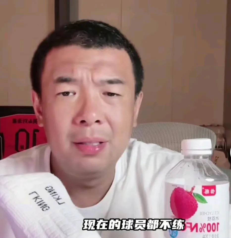 前国脚徐亮在直播时透露，
现役国足队员就没有一个任意球水平好的。他坦言，以前举国