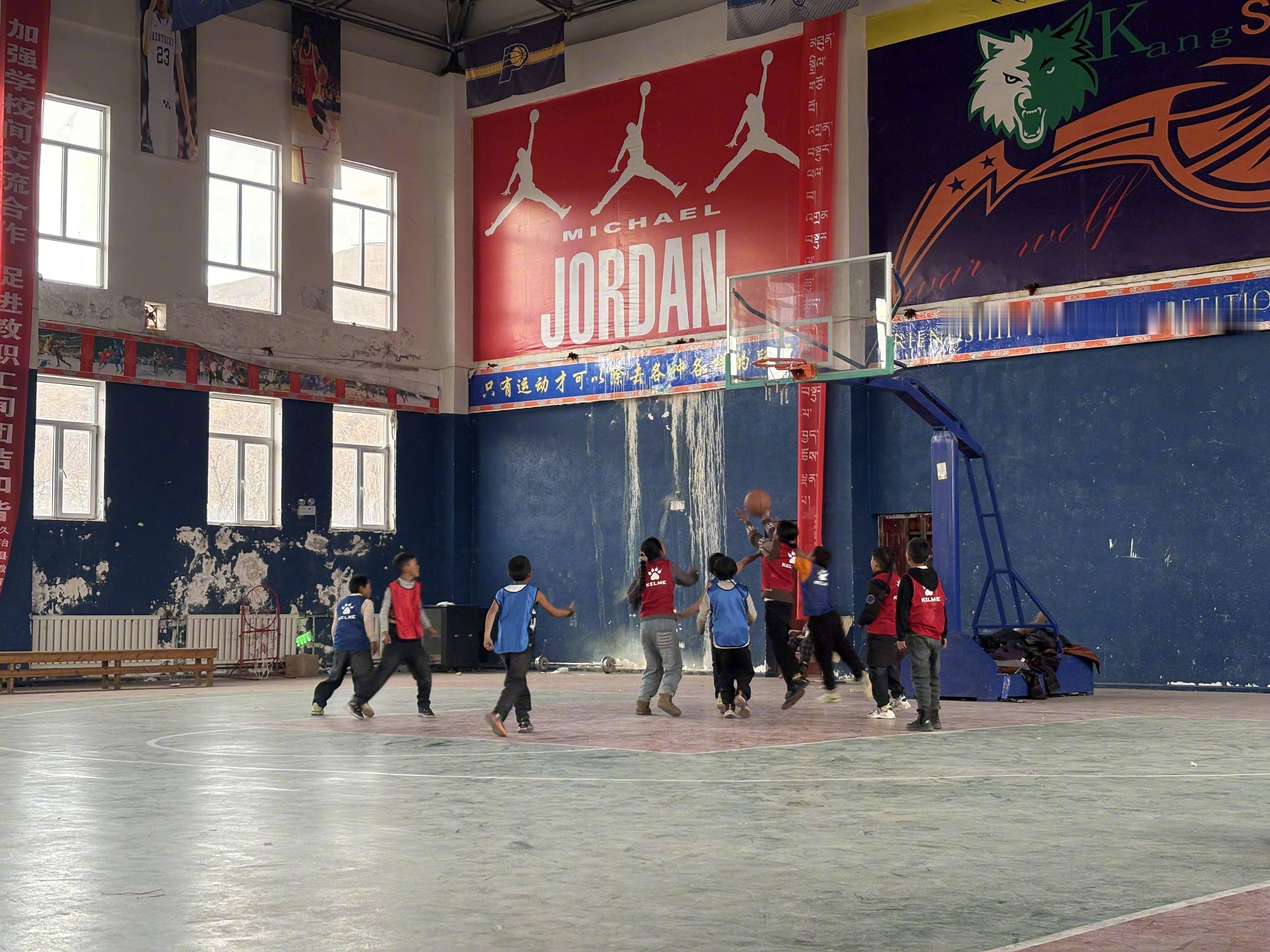 青海高原猎隼队的一条补给线 青海的冬天格外寒冷，对在户外训练的 “小猎隼” 们来