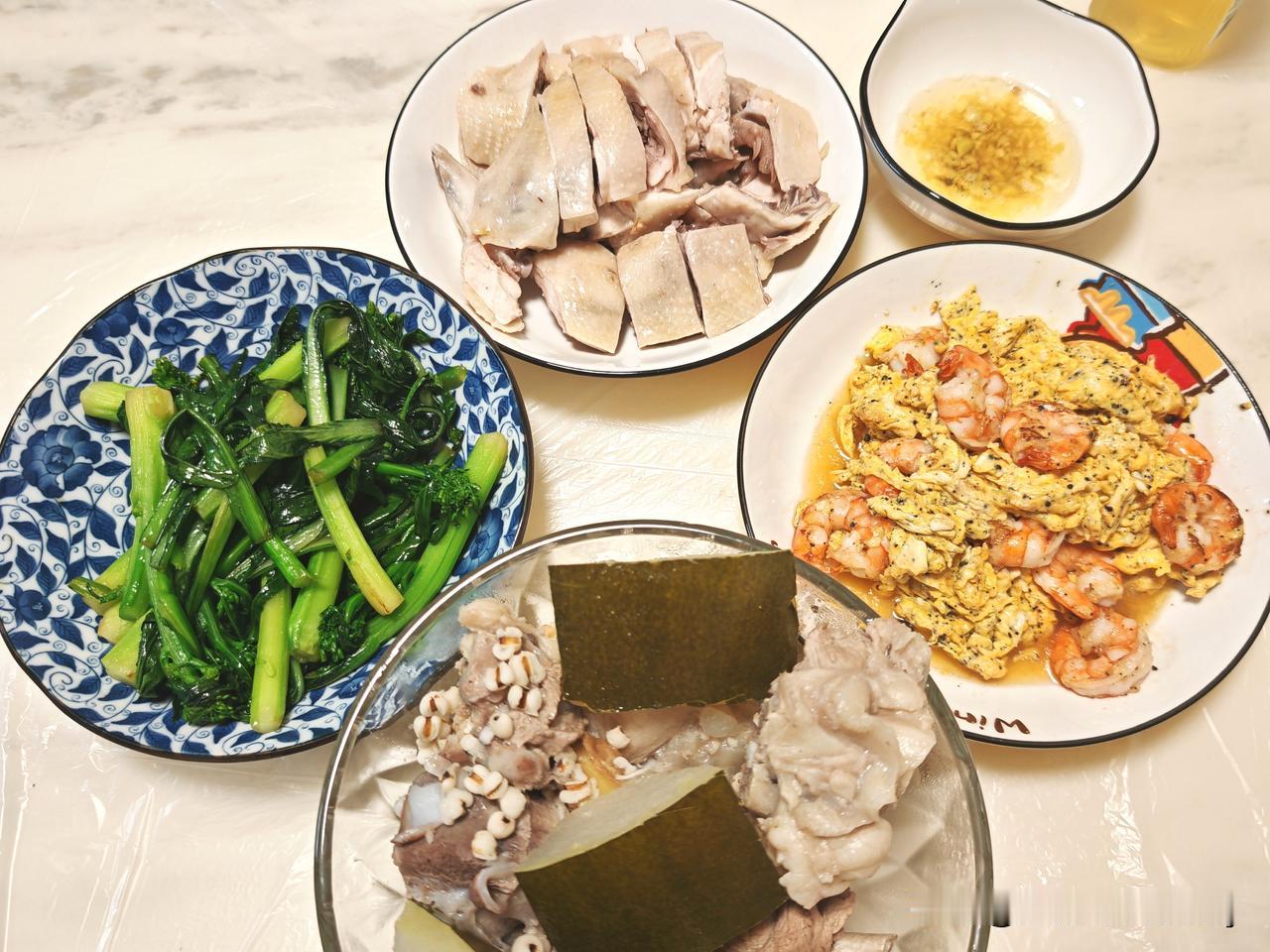 夏日下厨，步步皆是考验。汗流浃背也不觉辛苦，一餐家常饭，藏着最朴实的温柔与牵挂