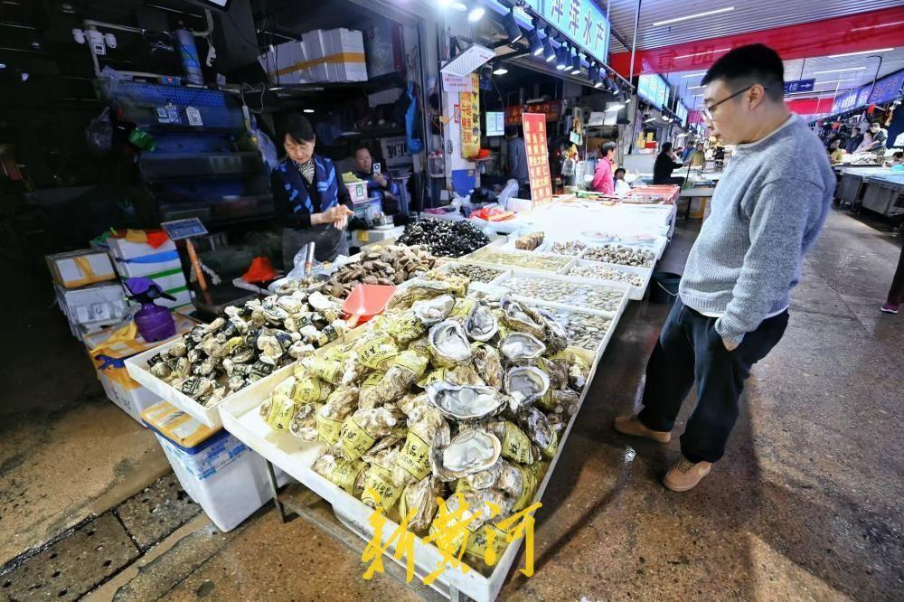 小龙虾新鲜上市，每斤从15元到30元不等！眼下，正是春季海鲜大量上市的时节。4月