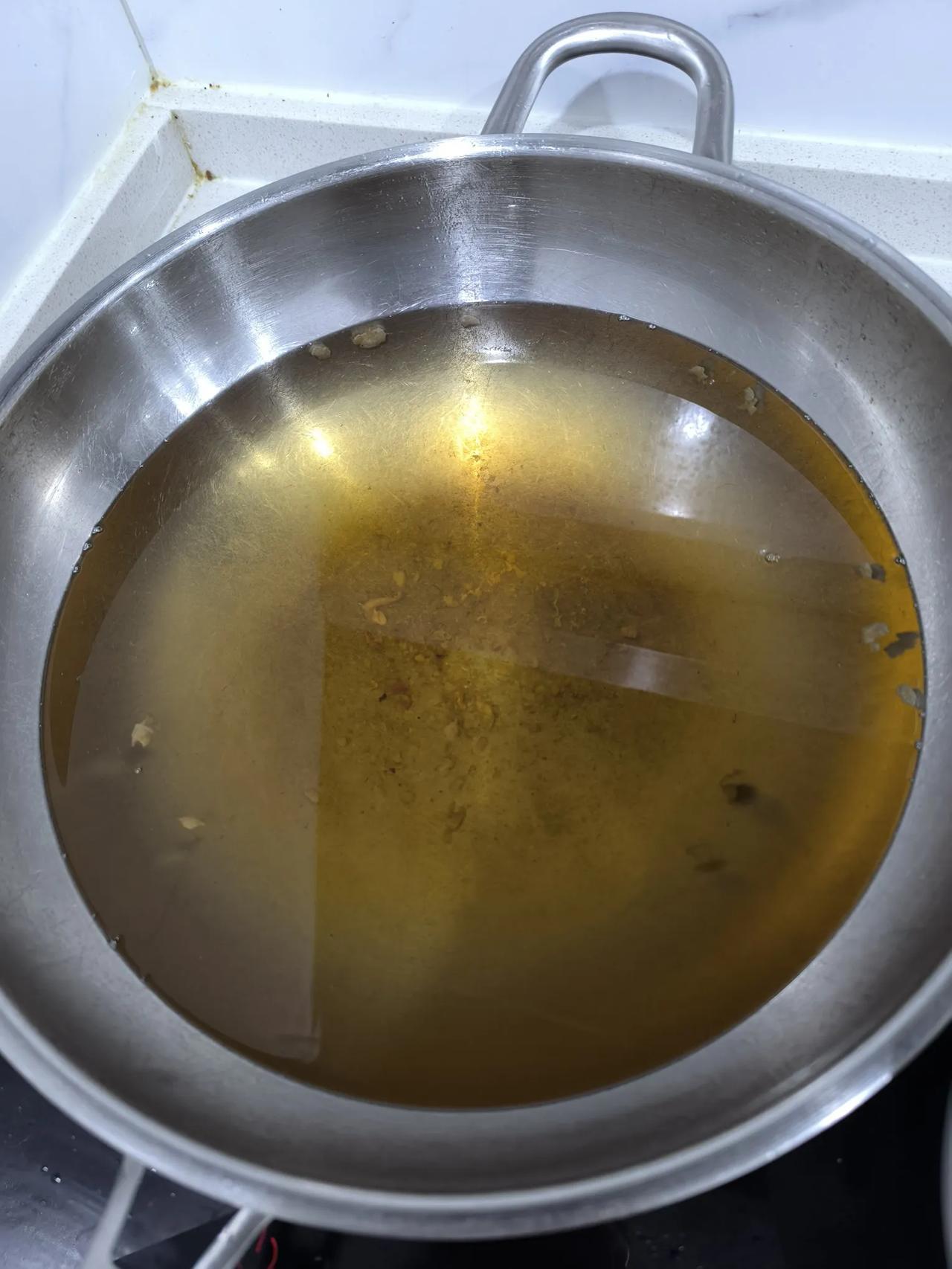 咱们老祖宗的东西就是好!今天又熬上满满一大锅猪油。资本家给咱们普通老百姓下了好大